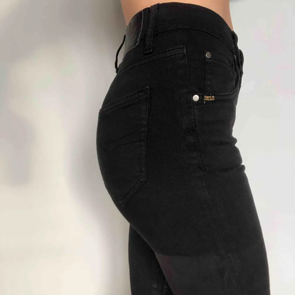 Svarta jeans modell Kelly med lite blankare coating på benen från Tiger. Storlek 26 med stretch, sitter mycket bra och är sköna. Sparsamt använda.   Köparen betalar frakt, alt avhämtning i Gävle eller Uppsala! . Jeans & Byxor.
