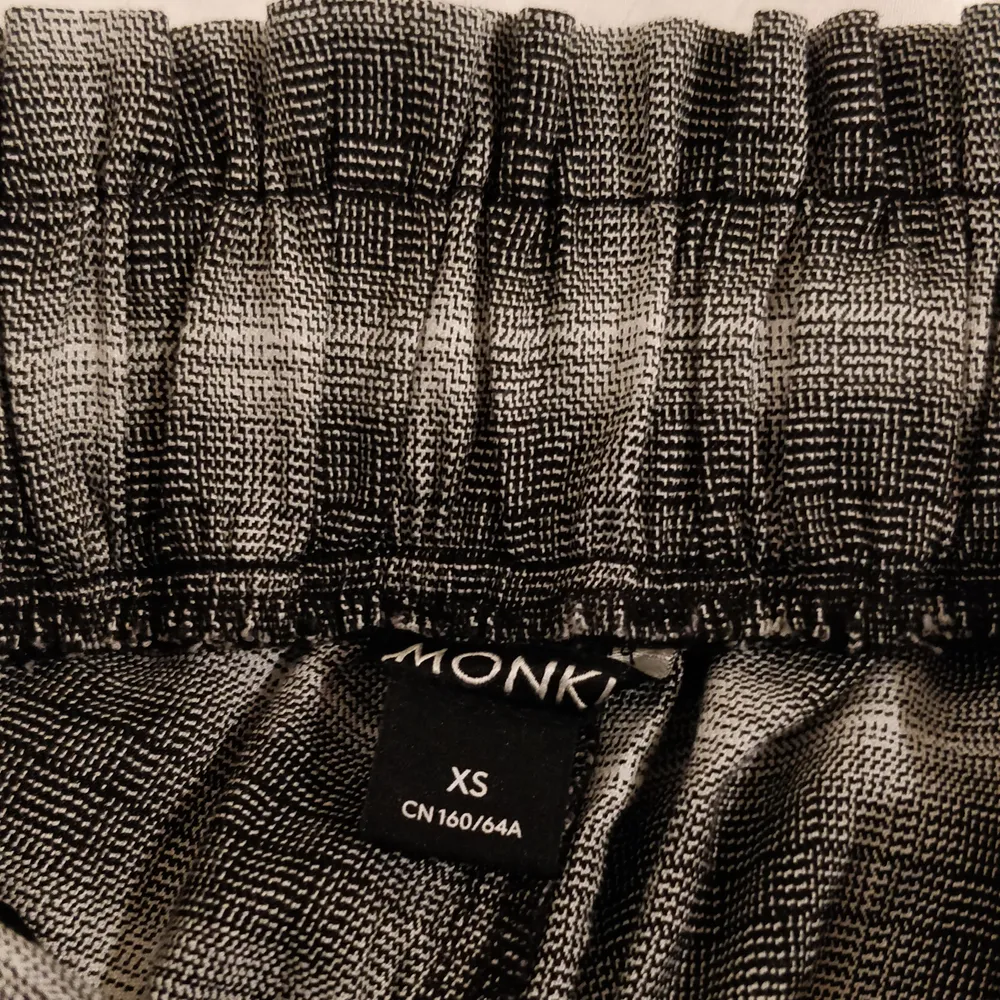 Gråa checkered pants från Monki med bälte (frakt ingår). Jeans & Byxor.