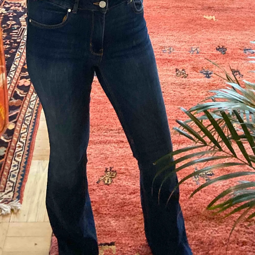 Knappt använda bootcut jeans från Bik Bok! Märkta som M men passar även mig som är en strl S och jag är cirka 165cm. Färgen stämmer bäst överens med första bilden. Frakt: 63kr. Jeans & Byxor.
