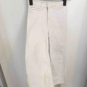  - Jättefina vita jeans med rak passform, aldrig använda pga försmå! Köpare står för frakt. 