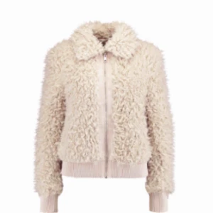  - Fluffig beige bomber teddy jacka från Vero Moda, där den även är slutsåld. Sparsamt använd, så i gott skick!  För fler bilder kontakta!💞 Köpt för: 599kr Säljes för: 150kr!