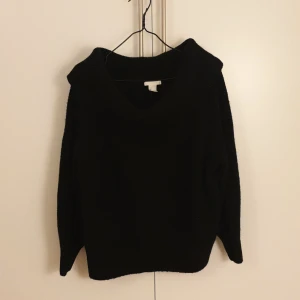 Svart stickad tröja - Svart stickad tröja med bara axlar. Aldrig använd. 