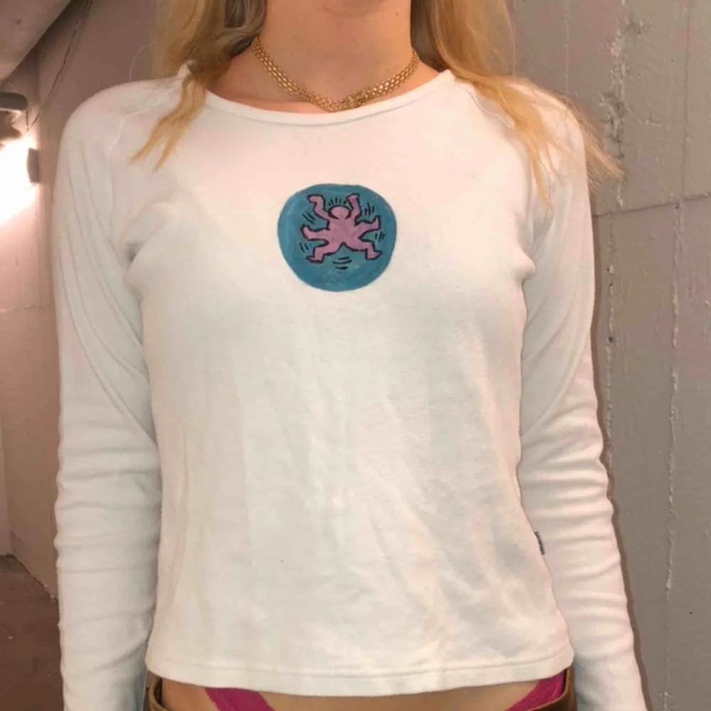 Så snygg vit tröja med Keith Haring handmålat motiv🤟 väldigt mjukt och skönt material på tröjan!. Tröjor & Koftor.