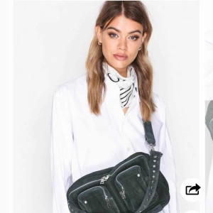  - Säljer denna snygga nunoo väska! Nypris 1600kr! (Den är i fint skick, ända defekten är tre tuschfläckar som är på insidan av väskan då en penna läckt. Men i och med materialet på insidan är mörkt så är de tänker man inte mycket på det.)