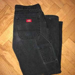 Skitsnygga gråsvarta jeans från dickies! Säljer pga för stora, så de skulle passa bra på någon som har L eller M som vill ha lite oversized. De är ”blekta” på ett ställe (sista bilden). *snygga på både tjejer och killar! Möts upp i stockholm