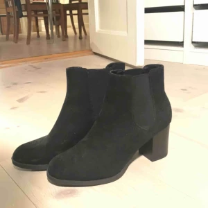  - Ett par snygga klackar perfekt till våren, använda 1 gång, för stora för mig, möts upp i Stockholm eller exkl frakt, betalning via swish!