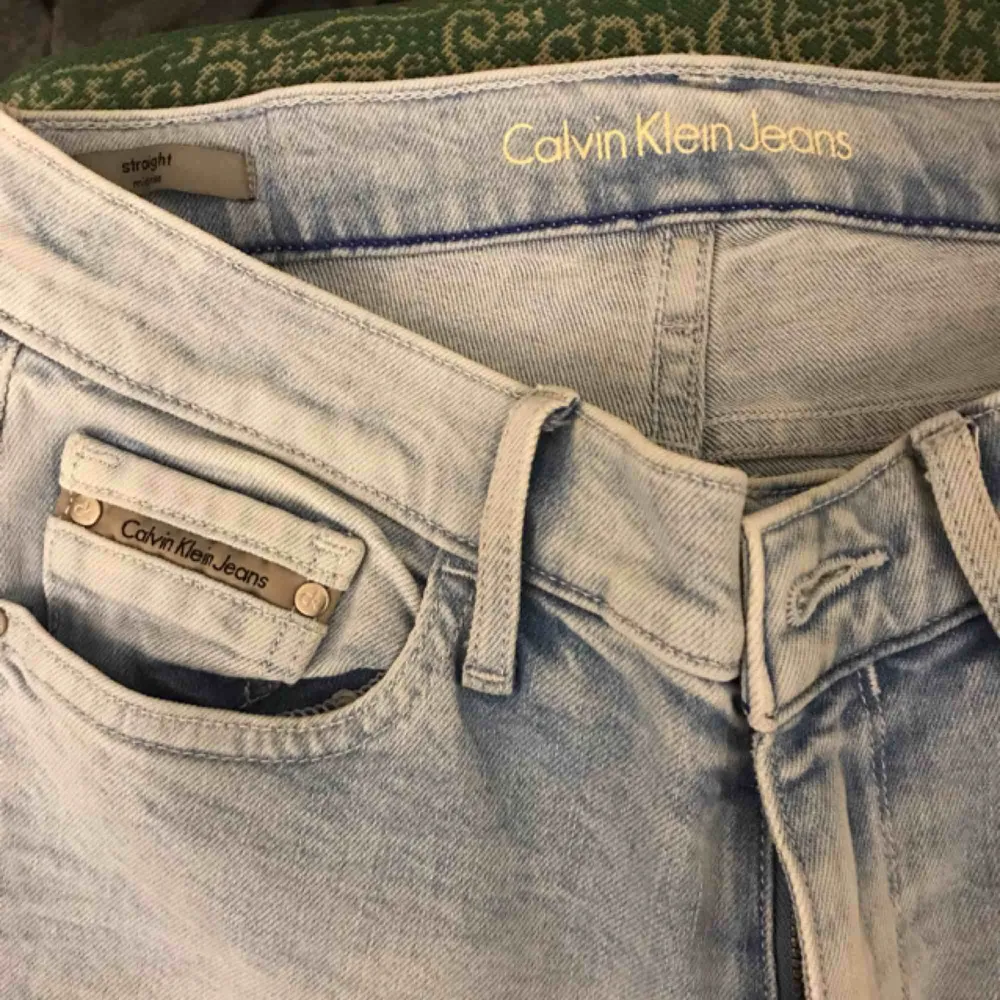Äkta Calvin Klein jeans med slits där nere köpta i Moskva för 1090:-. Använda en gång. Fina till våren. Jeans & Byxor.