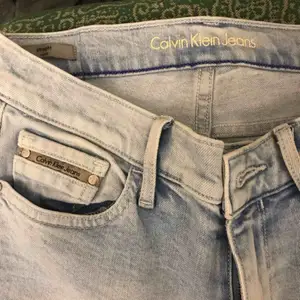 Äkta Calvin Klein jeans med slits där nere köpta i Moskva för 1090:-. Använda en gång. Fina till våren