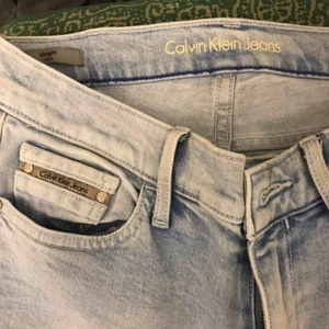  - Äkta Calvin Klein jeans med slits där nere köpta i Moskva för 1090:-. Använda en gång. Fina till våren