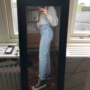  - Säljer dessa välanvända Weekday jeansen, men som fortfarande är i bra skick. Modellen heter Voyage Spring Blue och är i storleken W28 L30. Frakt tillkommer!✌🏼