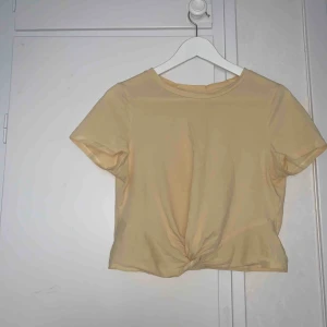  - ljusgul t-shirt från H&M jättefin till sommaren men tyvärr för liten på mig!  köpare. står för frakt❤️