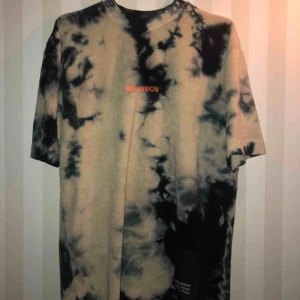  - Fett snygg tröja i tjockt material. Knappt använd. Inga fläckar eller skador. Som ny. 