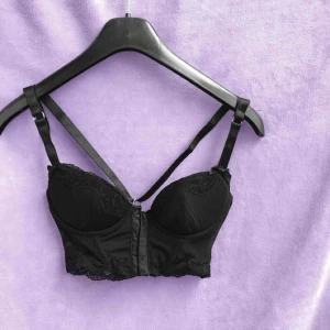 - Sååå fin bustier bh! Knäppe framtill med detaljer i mesh och spets