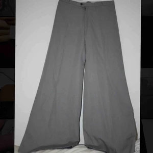  - Super trevliga kostymbyxor i ull! Dem är dessvärre lite för små för mig, så jag tror dem är runt S då jag är S/M.  (45% ull) Dem har härligt vida ben! 