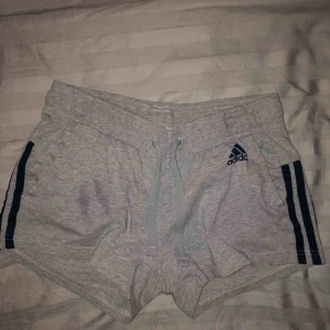  - Mjukisshorts från Adidas! Ljusgrå med marinblå detaljer. Supersköna! Säljer då de inte passar längre. Bra skick!