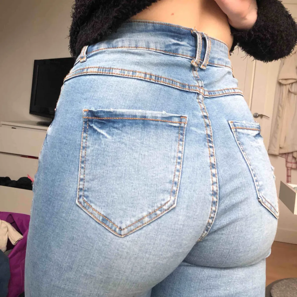 Ljusblåa jeans från NewYorker som formar kroppen jättefint. Står att det är W30 men passar även mindre då dom är högmidjade. Frakt tillkommer . Jeans & Byxor.
