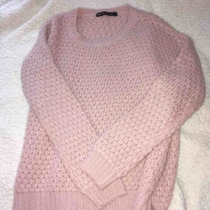  - En stickad tröja i storlek SMALL. Använd vid ett tillfälle. • Köparen står för frakt!