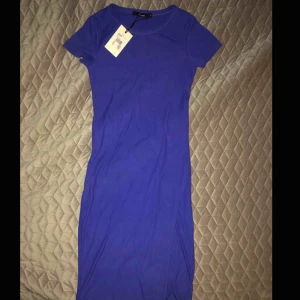  - Helt oanvänd klänning som har en jätte fin färg och skönt material.