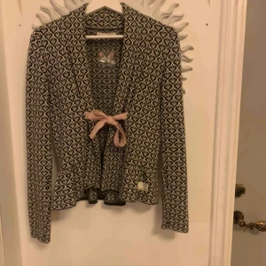  - En Odd Molly kofta i fint skick, använd fåtal gånger! Storlek 0/XS. Köparen står för frakten. Kontakta mig vid intresse eller för eventuellt mer info😁 