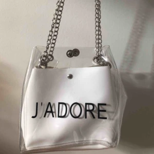  - Svinsnygg, trendig väska köpt från CrossBody! Fungerar både som axelväska och crossbody väska. Frakt är INTE ink. i priset ovan.