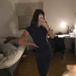 Bikbok klänning - Mörkblå tajt klänning med detalj på höften (tredje bilden) från bikbok. Jag som är 173cm slutar den över knäna. Köptes för några år sedan men är i toppskick! Köparen står för frakt. Pris kan diskuteras 