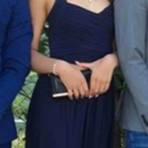  - Säljer min fina balklänning😢 har bara använt den 1 gång väldigt fin klänning i bra material nypris låg på ca 850kr säljer den nu för 400kr bara. I princip ny!!! Först till kvarn!! Den är ganska lång så den passar bäst till folk som är längre än 165cm.