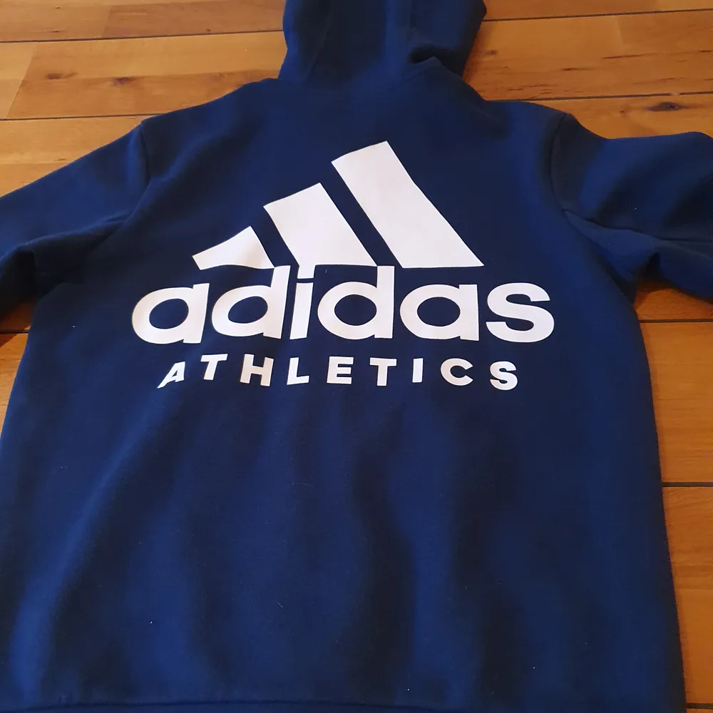 Säljer en Adidas hoodie som jag växt ur, avklippt lapp men ganska säker på att det är 150 cm men kan skicka mått, bara att skriva till mig! Jättebra skick!. Tröjor & Koftor.