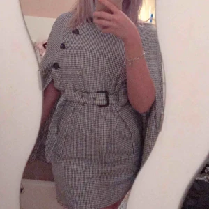  - En mer arbets klänning som är använd endast en gång då jag aldrig hittat fler tillfällen att ha den på. Super fin och passar de som är S/M. Ingen klänning som åker upp då man går, vilket är positivt! 