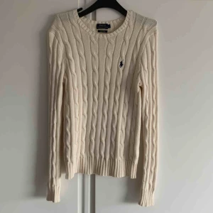  - Vit kabelstickad Ralph lauren tröja. Använd 2 gånger. Köparen står för frakten