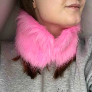 Löskrage i fuskpäls - Piffig löskrage i rosa fuskpäls från skinny dip, knäpps med spännen. Fri frakt!