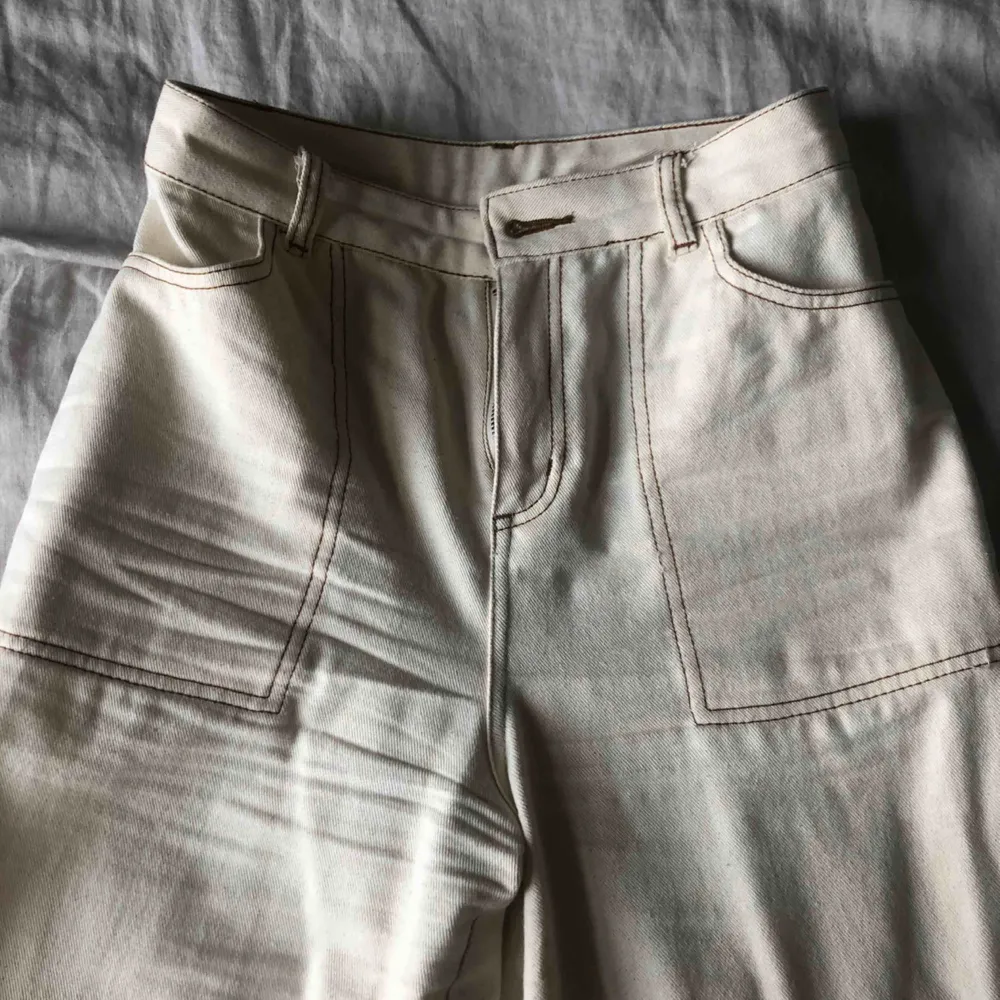 Benvita vida byxor med bruna sömmar. Tyvärr för små för mig. Använd 1-2 gånger. Från monki, storlek 34 💞🤩 köparen betalar för frakt. Jeans & Byxor.