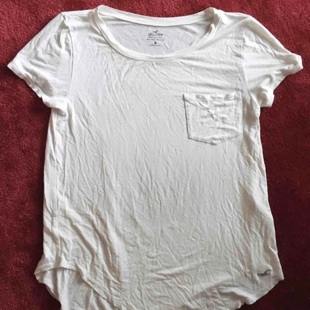 En vit och tunn t-shirt från hollister. Knappt använd. Frakt tillkommer. Material: 95% viskos, 5% elastan. T-shirts.