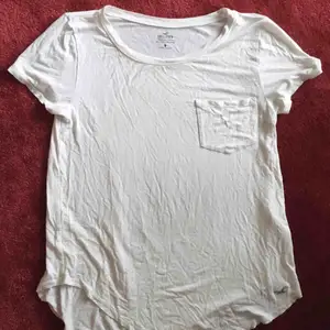 En vit och tunn t-shirt från hollister. Knappt använd. Frakt tillkommer. Material: 95% viskos, 5% elastan