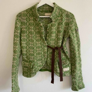  - VINTAGE ODD MOLLY Cardigan som ej går att köpa länge. Fint skick, näst intill oanvänd. Storlek 1 (S) Nypris: 1895kr