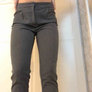  - Gråa kostymbyxor köpta på asos. Storlek M, benen är långa så passar dig som är runt 175. Aldrig använda, inga märken eller slitningar. Stretchigt material. Resår i midjan på baksidan (kolla bild).