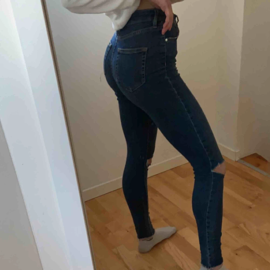 Blåa jeans med hål - 90