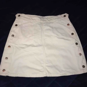  - Sååå fin jeanskjol i strl 40. Köpt från &other stories men endast använd 1 gång, så känner att den får vandra vidare.