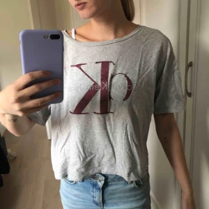  - Äkta Calvin Klein. Trycket har lossnat en del som man kan se på bild 2. Kan frakta för 49kr 