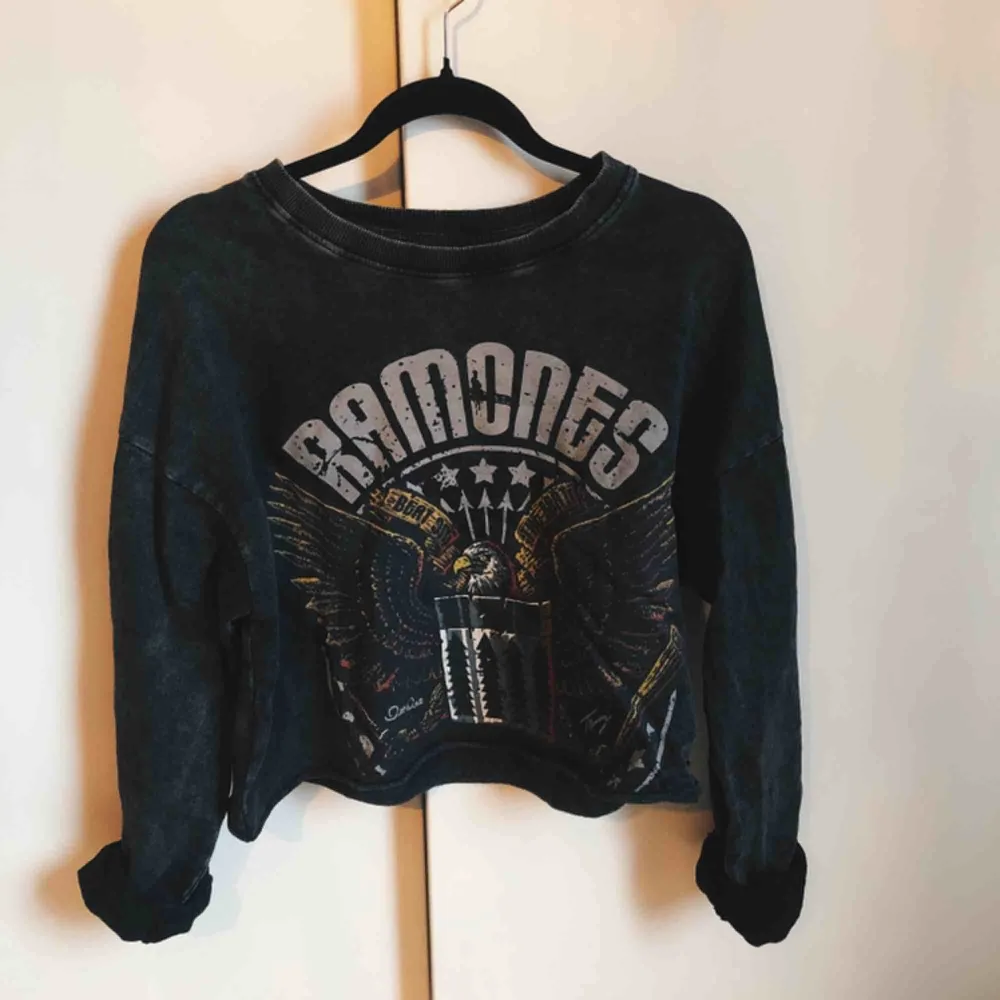 Croppad Ramones sweater som jag ville skulle sitta lite mer oversize så är storlek M.. Tröjor & Koftor.