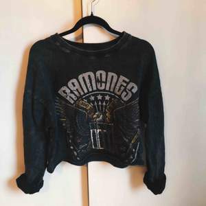 Croppad Ramones sweater som jag ville skulle sitta lite mer oversize så är storlek M.