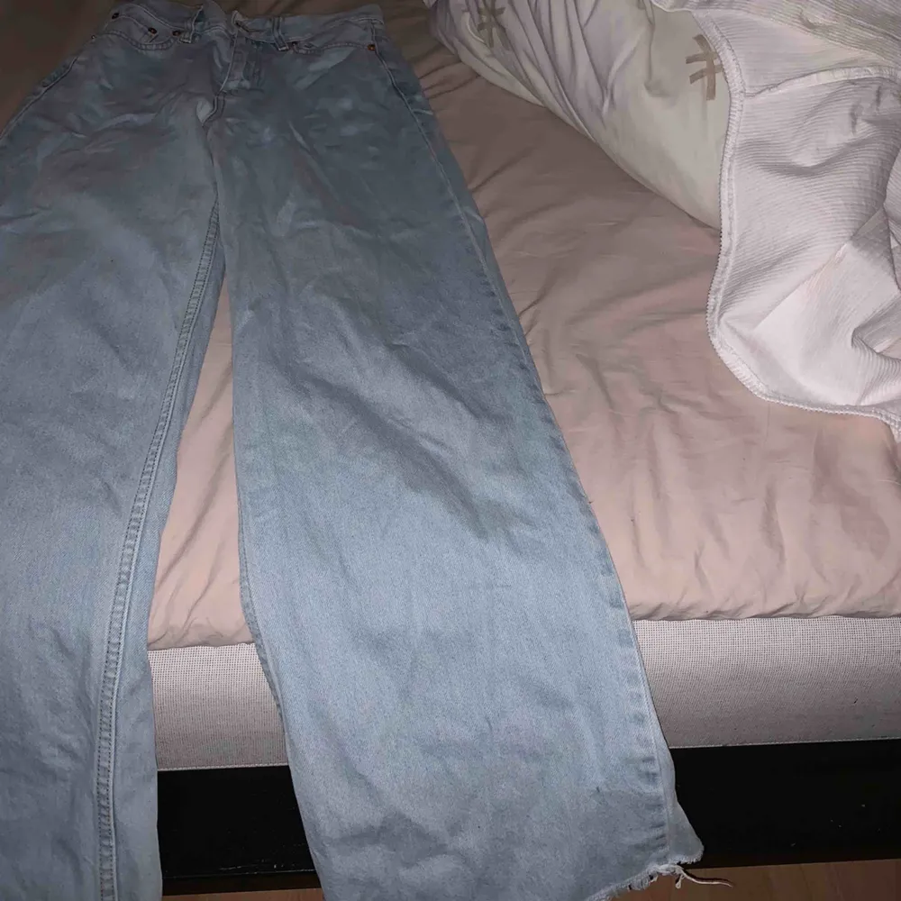 Dessa supersnygga avklippta vida jeans från Junkyard, som tyvärr inte passar mig längre i storleken, i storlek 26, frakten kostar 70kr❤️. Jeans & Byxor.