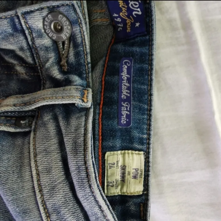skinny jeans från Crocker i den perfekta ljusblåa färgen. Inköpt på JC för 599 kr. Sparsamt använda, ser ut som nya. W24/L32. Jeans & Byxor.