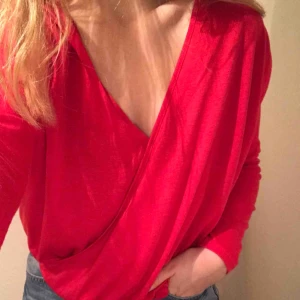  - En blus från bikbok som är röd och i bra skick. Frakt tillkommer