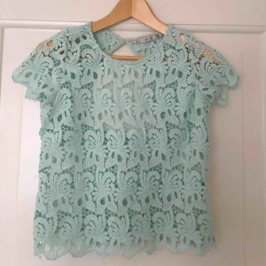  - Tröja i mintgrön spets från Zara.  Strl S