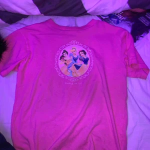  - Aaaas fin tröja med disney prinsessorna på! Storlek M i barnstorlek men har passat mig som har Xs/S