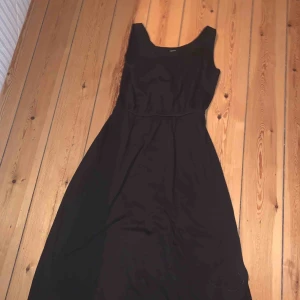  - Tunn lång klänning Använd några gånger för nåt år sen Lite längre bak o kortare fram än väldigt snygg detalj