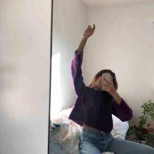  - Stickad tröja i cropped modell med vida ärmar från NAKD. Passar mig inte i ärmarna för jag har onaturligt långa armar haha, annars är den som en XS i storleken.