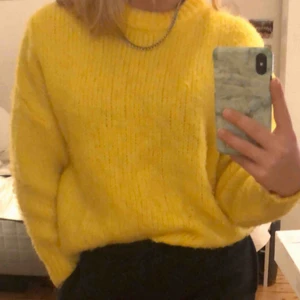  - En väldigt skön, stickad tröja från Mango. Säljer eftersom att den inte används längre. Köpt för 500🌸