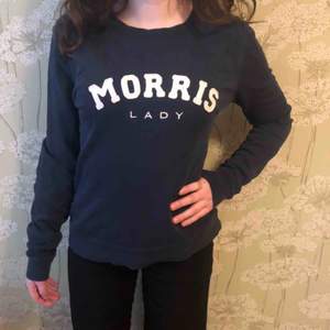 Jättefin marinblå Morris sweatshirt! nypris 1000kr. modellens längd: 160 möts upp i stockholm, köpare står för frakt 