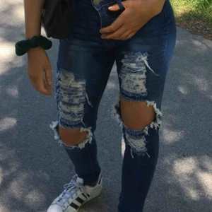  - Jeansen är använda ca 5 gånger då jag beställde fel storlek Dem är från fashion Nova och är i storlek 3, bilderna är ungefär 1 år gamla men jeansen är i samma skick som på bilderna 